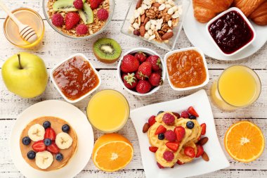 Taze ve lezzetli bir kahvaltı ahşap mutfak masasında