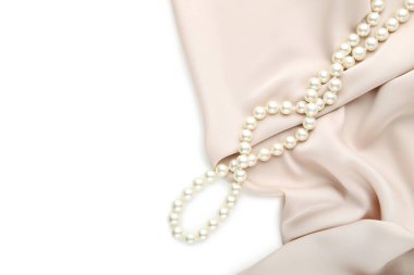 Beyaz arka plan üzerinde Bej Saten Kumaş ile inci kolye