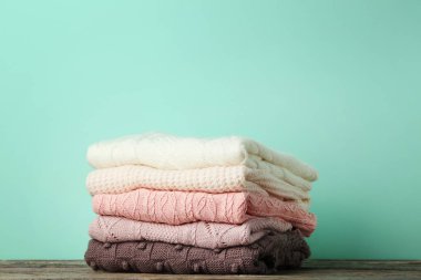 Nane zemin üzerine örme kazak yığını