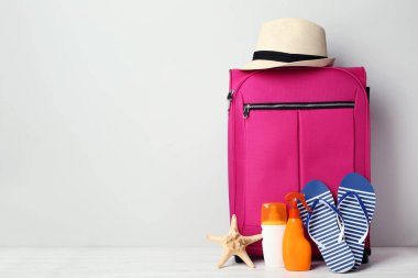 Parmak arası terlik ile pembe çanta, şapka ve güneş koruyucu şişe ahşap tablo