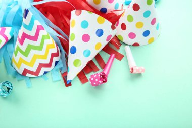 Doğum günü kağıt kapaklar üfleyiciler ve pom poms nane arka plan üzerinde