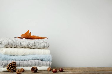 Örme kazak ve meşe palamutları Ahşap yüzeyi ile sonbahar yaprak yığını