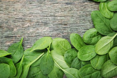 taze ıspanak yığını üzerinde gri ahşap masa yapraklar