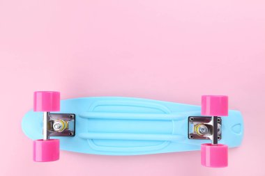 pembe bir arka plan üzerinde renkli kuruş kurulunun yakın çekim