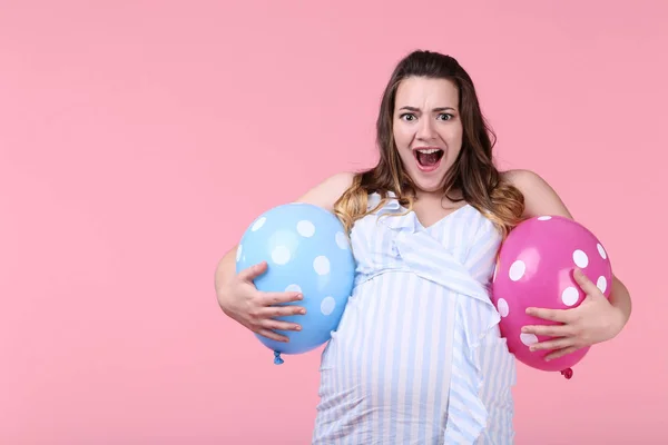 Mooie Zwangere Vrouw Met Rubber Ballonnen Roze Achtergrond — Stockfoto