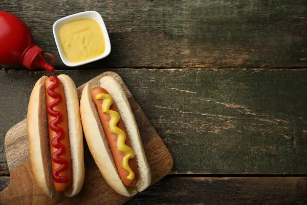 Hot Dogi Musztardą Ketchupem Drewnianym Stole — Zdjęcie stockowe