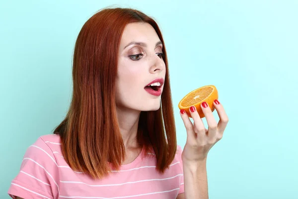 Jovem Ruiva Mulher Comendo Laranja Fundo Hortelã — Fotografia de Stock