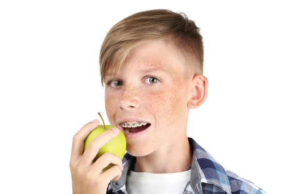 Anak Muda Dengan Kawat Gigi Makan Apel Latar Belakang Putih — Stok Foto