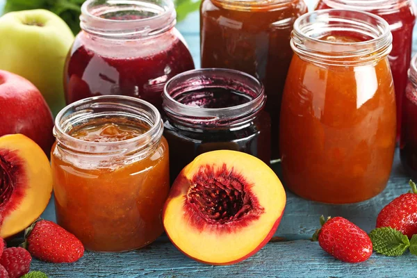 Gläser Mit Hausgemachter Marmelade Und Beeren Auf Holztisch — Stockfoto