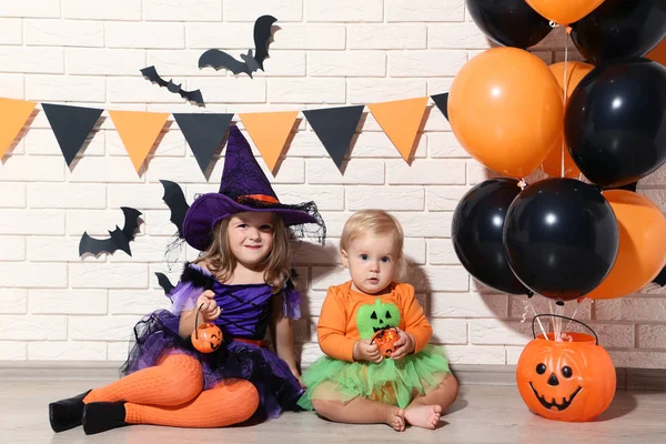 Kleine Meisjes Halloween Kostuums Met Ballonnen Pompoen Emmertje Zittend Vloer — Stockfoto