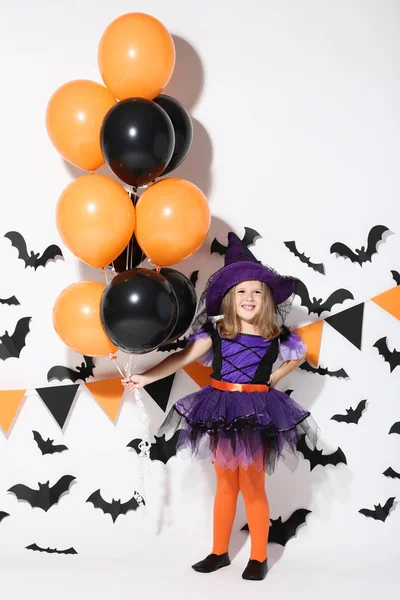 Chica Joven Traje Halloween Con Globos Sobre Fondo Blanco — Foto de Stock