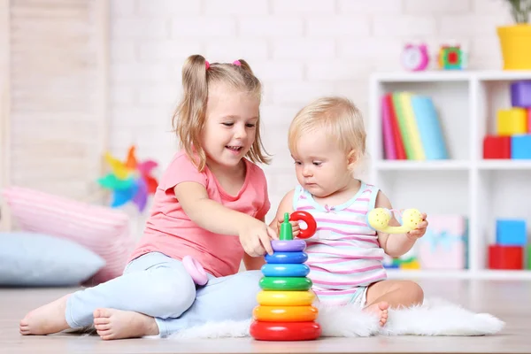 Zusjes Spelen Met Speelgoed Thuis — Stockfoto