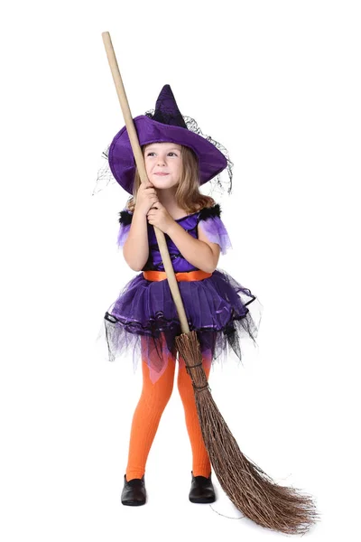 Mladá Dívka Halloween Kostýmu Koštětem Bílém Pozadí — Stock fotografie