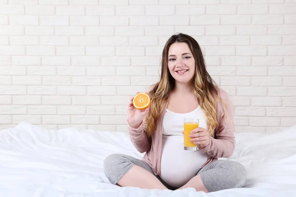 Mooie Zwangere Vrouw Met Sinaasappelsap Glas Zittend Bed — Stockfoto