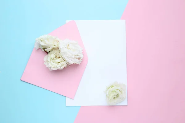 Flores Eustoma Blanco Con Sobre Hoja Papel Sobre Fondo Colorido — Foto de Stock