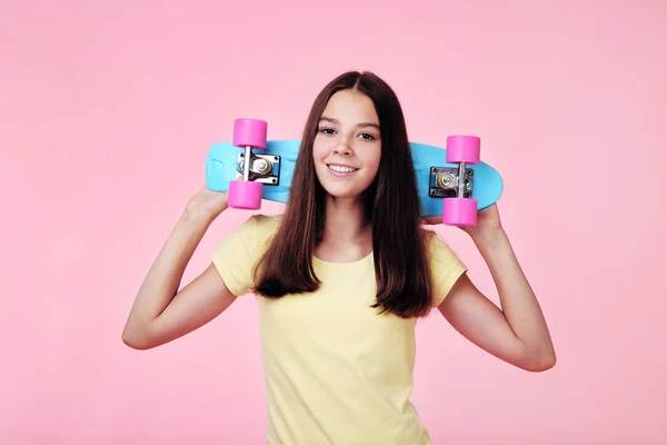 Jeune Fille Avec Skateboard Sur Fond Rose — Photo