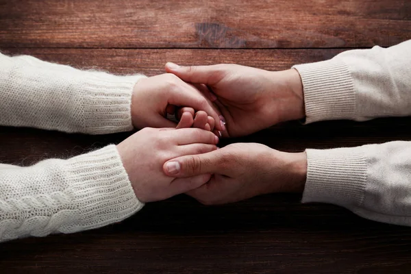 Vrouwelijke Mannelijke Hand Hand Bruin Houten Achtergrond — Stockfoto