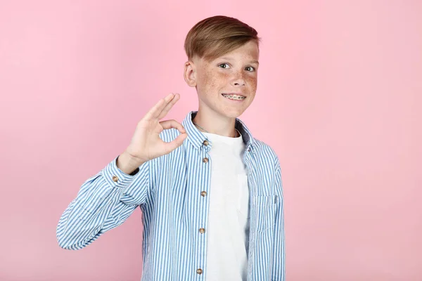 Beau Jeune Garçon Avec Des Appareils Dentaires Sur Fond Rose — Photo