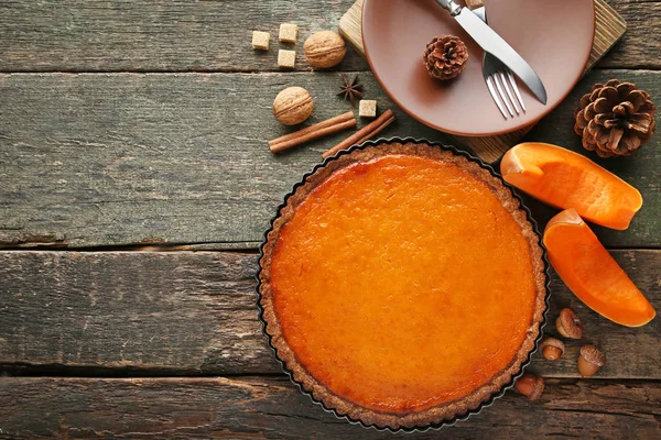 Tarta Calabaza Con Plato Tenedor Cuchillo Mesa Madera —  Fotos de Stock