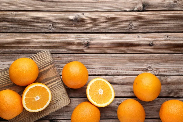 Čerstvé Pomeranče Vcelku Nebo Rozpůlené Prkénko Hnědý Dřevěný Stůl — Stock fotografie