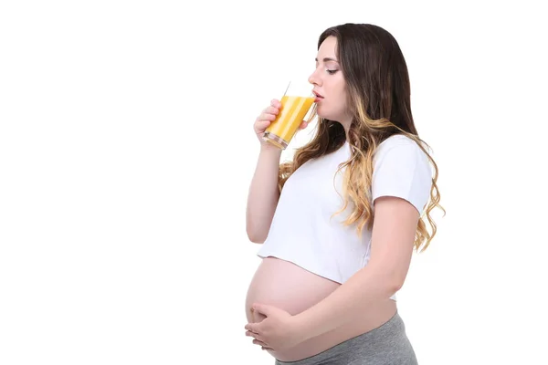 美しい妊婦と白い背景のオレンジ ジュース — ストック写真