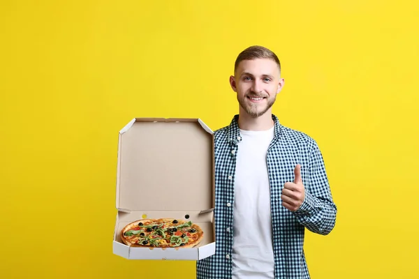 Jeune Homme Avec Pizza Dans Une Boîte Carton Sur Fond — Photo