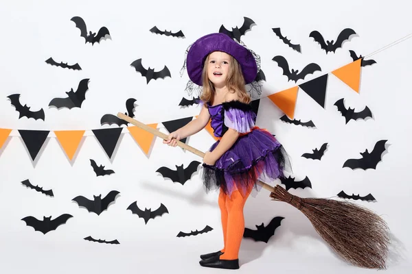 Jong Meisje Halloween Kostuum Met Bezem Witte Achtergrond — Stockfoto