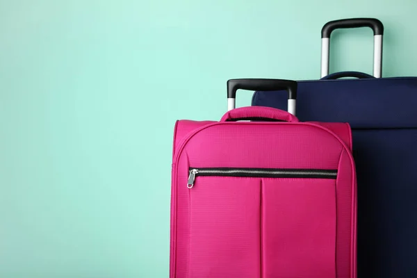 Blaue Und Rosa Koffer Auf Mint Hintergrund — Stockfoto