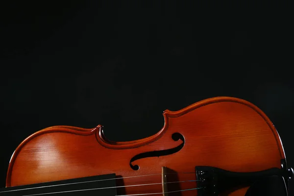 黒い背景に音楽のヴァイオリンのクローズ アップ — ストック写真