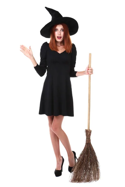 Schöne Rothaarige Frau Halloween Kostüm Mit Besen Isoliert Auf Weißem — Stockfoto