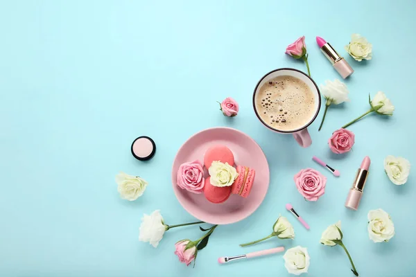 Flores Rosas Con Taza Café Cosméticos Maquillaje Sobre Fondo Azul — Foto de Stock