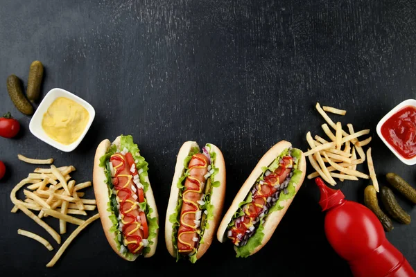 Hotdogs Mit Gemüse Und Pommes Auf Holztisch — Stockfoto