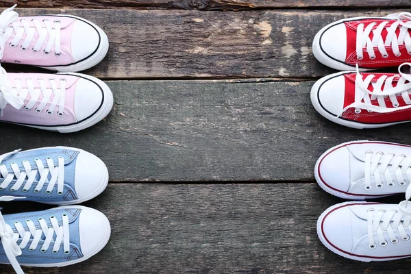 Zapatillas Diferentes Colores Sobre Fondo Gris Madera — Foto de Stock