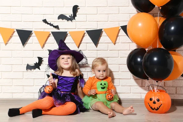 Kleine Meisjes Halloween Kostuums Met Ballonnen Pompoen Emmertje Zittend Vloer — Stockfoto
