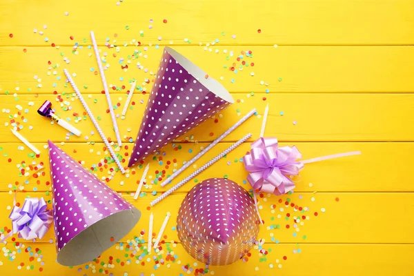 Tappi Carta Compleanno Con Candele Candele Tavolo Legno Giallo — Foto Stock
