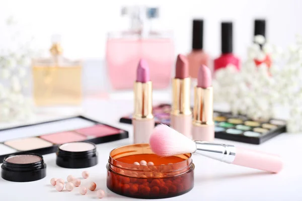 Cepillo Maquillaje Diferentes Cosméticos Sobre Fondo Blanco —  Fotos de Stock