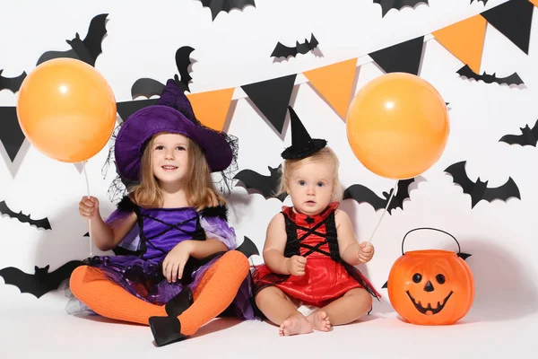 Małe Dziewczynki Kostiumy Halloween Balonów Siedząc Białym Tle — Zdjęcie stockowe