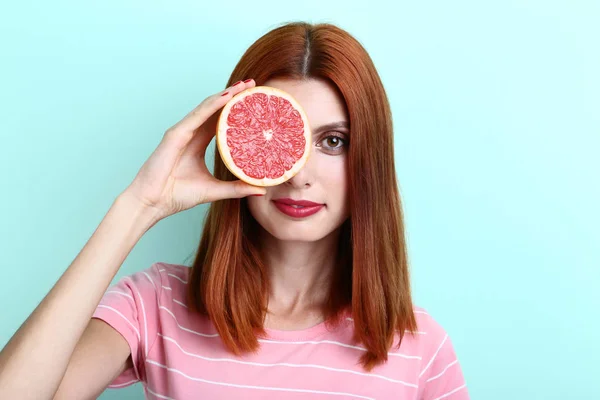 Junge Rothaarige Frau Mit Grapefruit Auf Minzhintergrund — Stockfoto