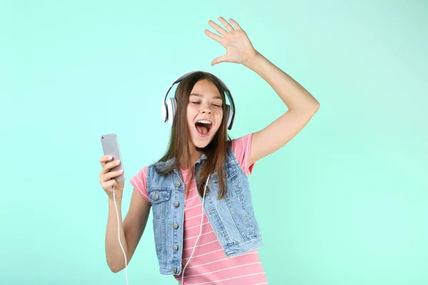 Νεαρό Κορίτσι Ακουστικά Και Smartphone Φόντο Μέντα — Φωτογραφία Αρχείου