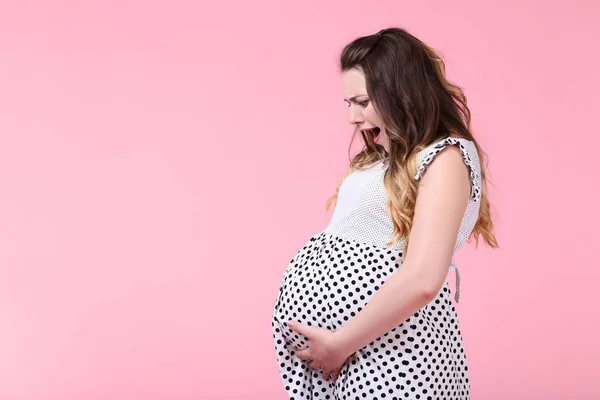 Vacker Gravid Kvinna Mode Klä Rosa Bakgrund — Stockfoto