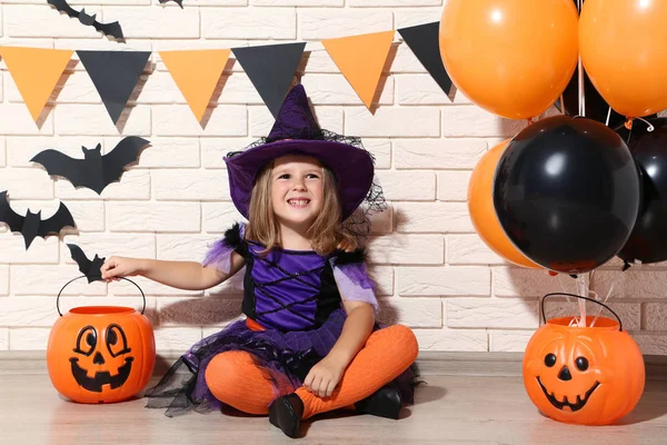 Jong Meisje Halloween Kostuum Met Ballonnen Pompoen Emmertje — Stockfoto