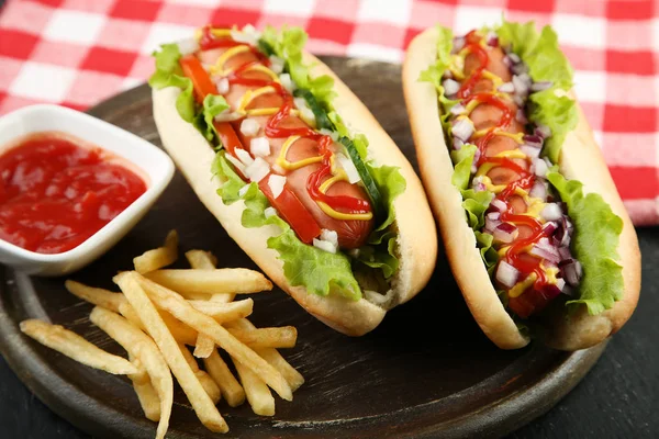 Hot Dog Con Verdure Patatine Fritte Sul Tavolo Legno — Foto Stock