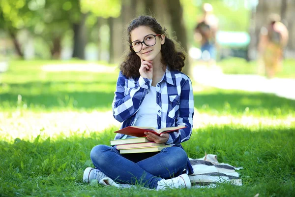 Молода Дівчина Книгами Сидить Парку — стокове фото