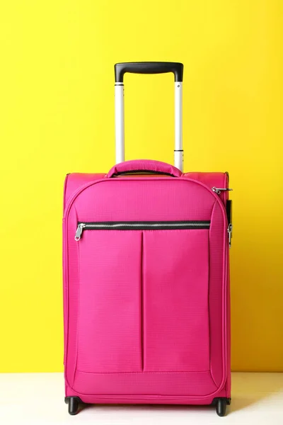 Roze Koffer Gele Achtergrond — Stockfoto