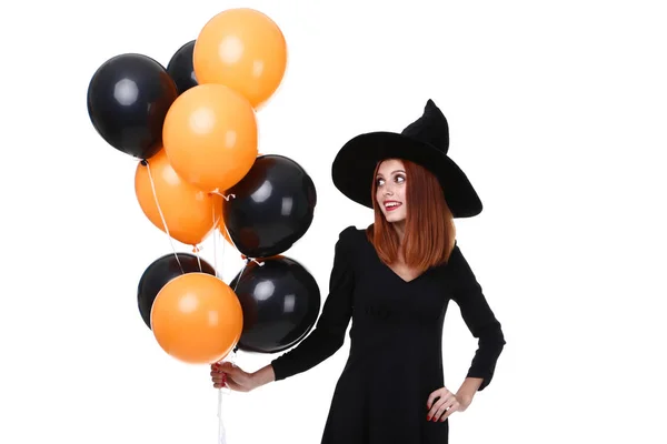 Mulher Ruiva Bonita Traje Halloween Com Balões Fundo Branco — Fotografia de Stock