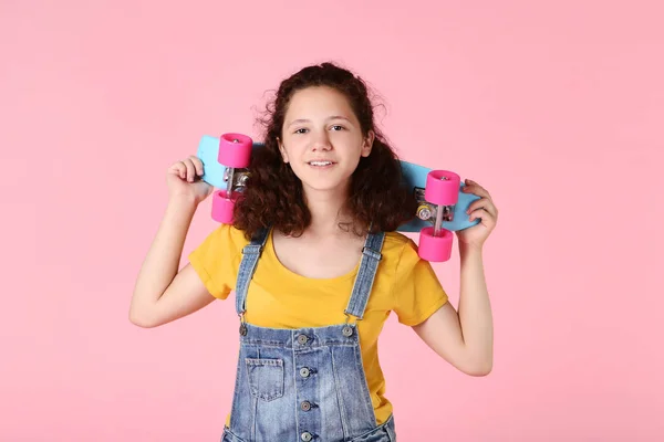 Jong Meisje Met Skateboard Roze Achtergrond — Stockfoto