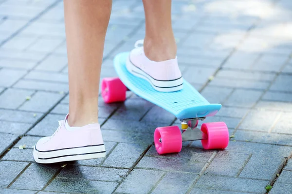 Fille Avec Planche Roulettes Dans Parc — Photo