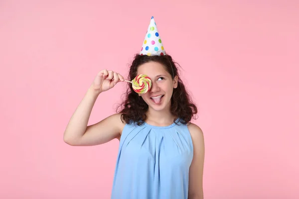 Hermosa Joven Con Piruleta Sobre Fondo Rosa — Foto de Stock