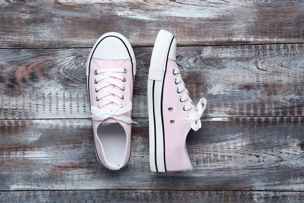 Par Rosa Sneakers Brun Trä Bakgrund — Stockfoto