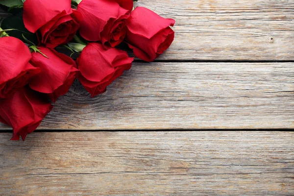 Buquê Rosas Vermelhas Mesa Madeira Cinza — Fotografia de Stock